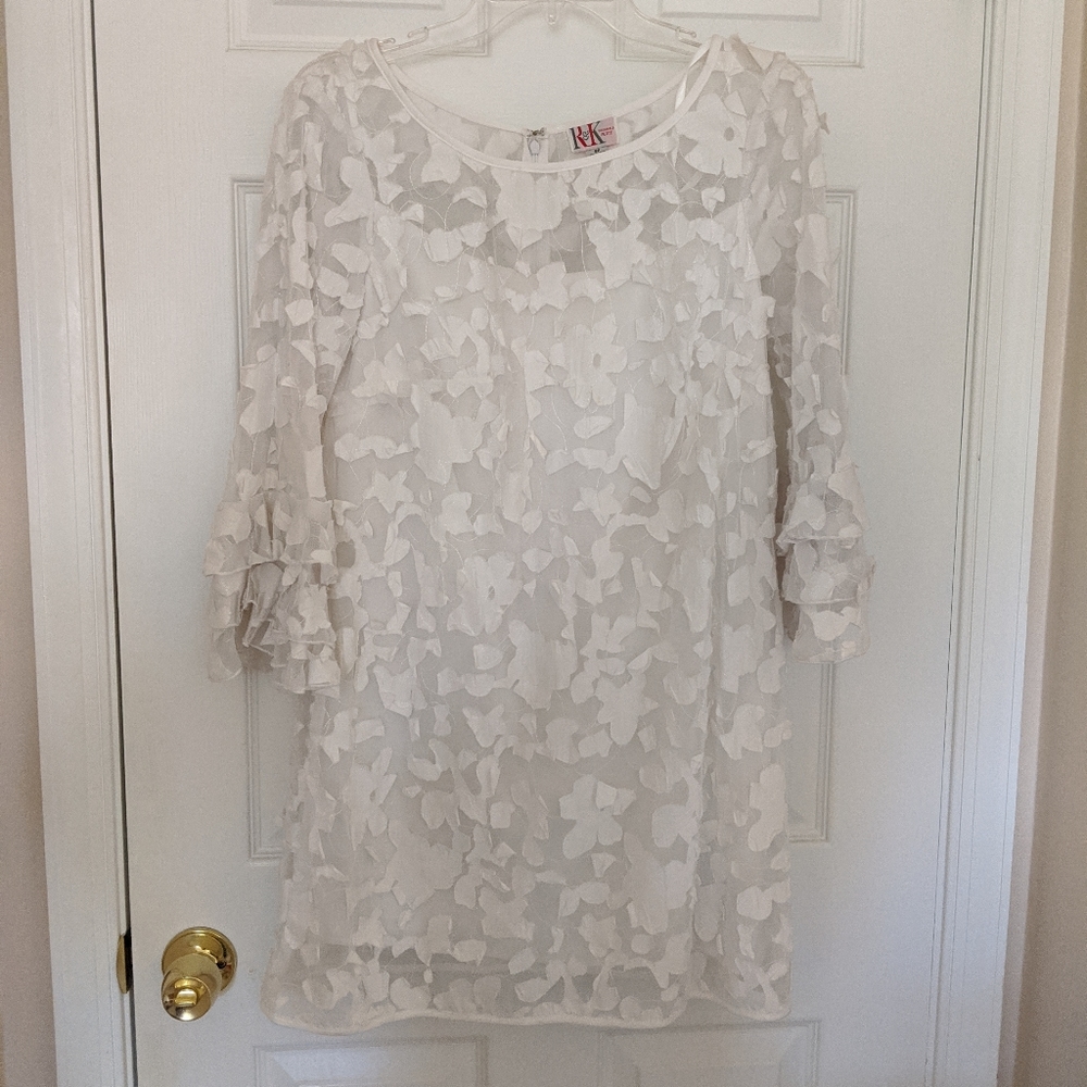 R&K Originals White Floral Dress w. Bell Sleeves